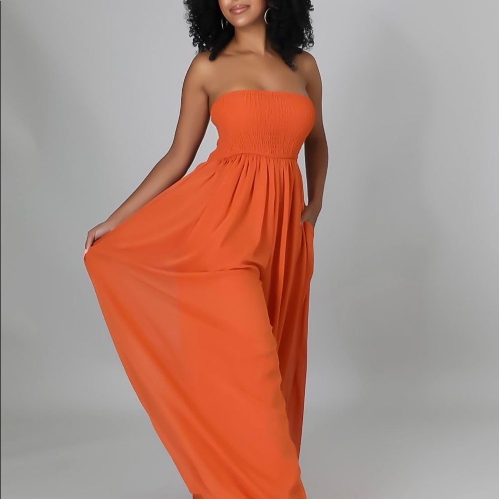 Boho Style Jumpsuit. Strapless
Inseam 32 inches
100% polyester
Hand wash cold